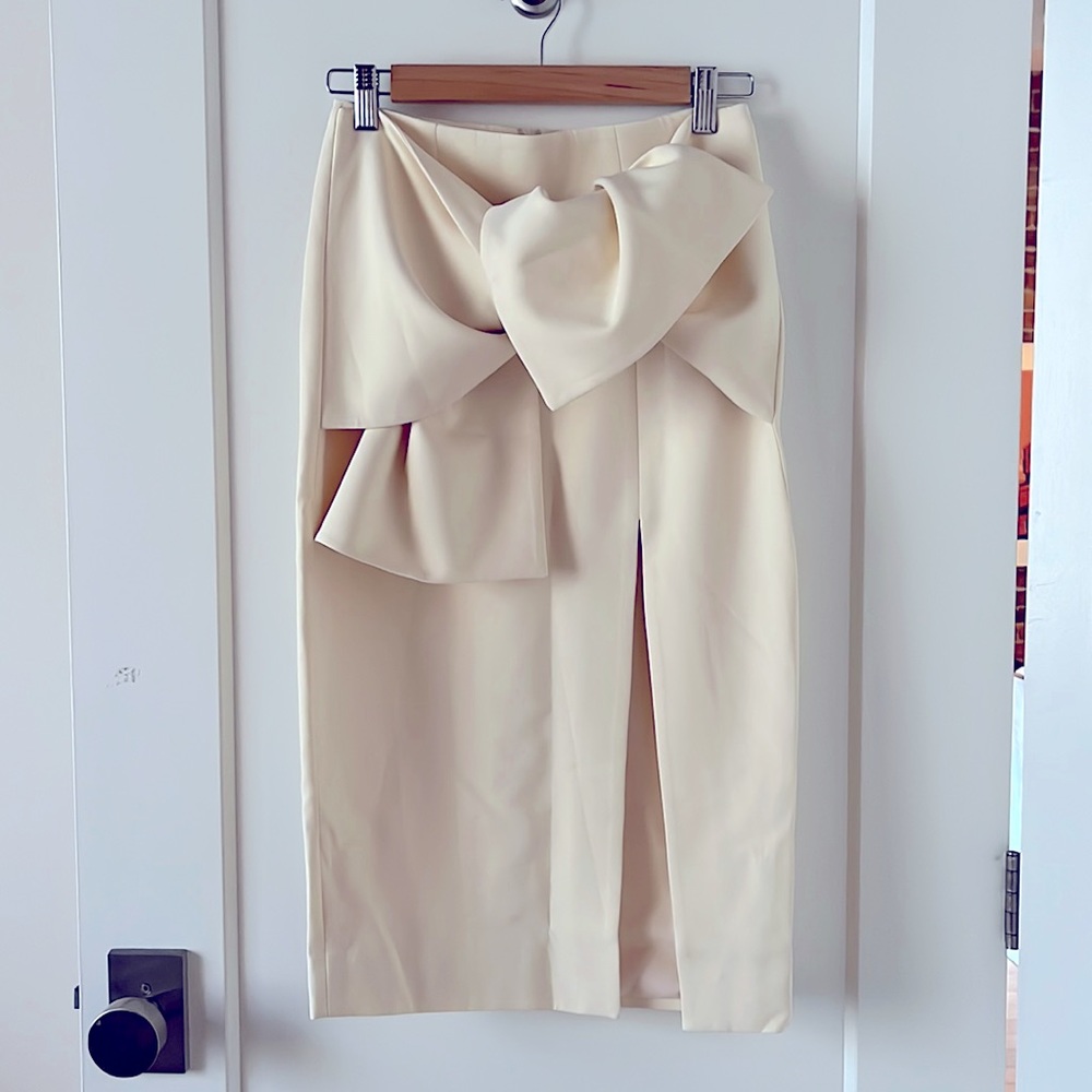 Cream pencil skirt with bow detail NWT